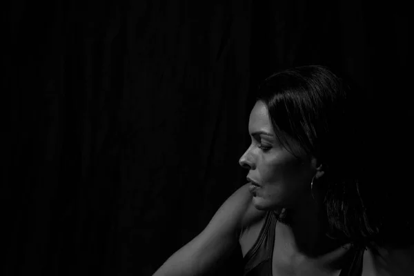 Retrato Uma Mulher Contra Fundo Preto Salvador Bahia Brasil — Fotografia de Stock