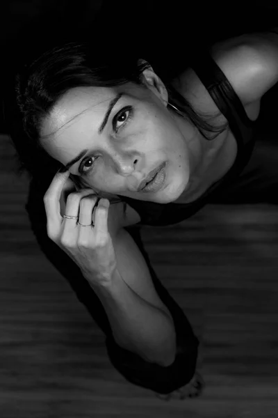 黒を背景に床に座っている女性の肖像画 サルバドール バイーア ブラジル — ストック写真