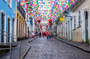 Salvador, Bahia, Brezilya - 20 Haziran 2019: Pelourinho, Bahia 'daki Salvador Tarihi Merkezi' nde Sao Joao bayramını süsleyen renkli bayraklar.