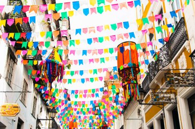 Salvador, Bahia, Brezilya - 20 Haziran 2019: Pelourinho, Bahia 'daki Salvador Tarihi Merkezi' nde Sao Joao bayramını süsleyen renkli bayraklar.