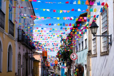Salvador, Bahia, Brezilya - 20 Haziran 2019: Pelourinho, Bahia 'daki Salvador Tarihi Merkezi' nde Sao Joao bayramını süsleyen renkli bayraklar.