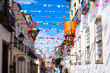 Salvador, Bahia, Brezilya - 20 Haziran 2019: Pelourinho, Bahia 'daki Salvador Tarihi Merkezi' nde Sao Joao bayramını süsleyen renkli bayraklar.