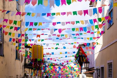 Salvador, Bahia, Brezilya - 20 Haziran 2019: Pelourinho, Bahia 'daki Salvador Tarihi Merkezi' nde Sao Joao bayramını süsleyen renkli bayraklar.