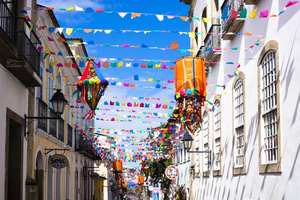 Salvador, Bahia, Brezilya - 20 Haziran 2019: Pelourinho, Bahia 'daki Salvador Tarihi Merkezi' nde Sao Joao bayramını süsleyen renkli bayraklar.