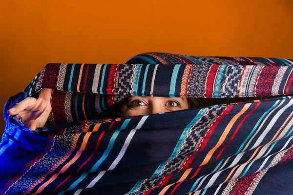 Retrato Una Mujer Con Hiyab Sobre Fondo Negro Salvador Bahia — Foto de Stock