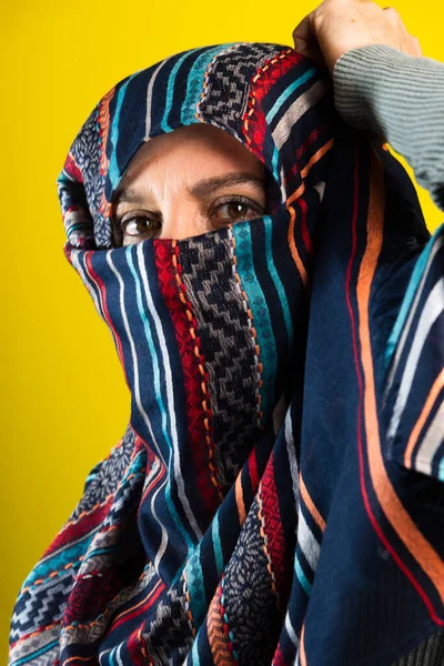 Портрет Жінки Яка Носить Хіджаб Чорному Тлі Сальвадор Баїя Бразилія — стокове фото