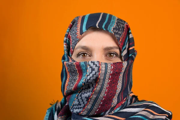 Retrato Uma Mulher Usando Hijab Contra Fundo Preto Salvador Bahia — Fotografia de Stock