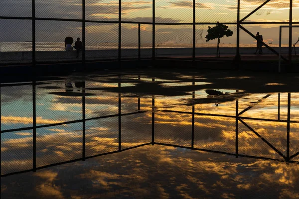 Olahraga Lapangan Siluet Terhadap Matahari Terbenam Jeruk Dramatis Kota Salvador — Stok Foto