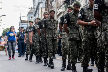 Salvador, Bahia, Brezilya - 2 Temmuz 2015: Salvador 'daki Lapinha Mahallesi' nde düzenlenen Bahia bağımsızlık geçidi sırasında askeri personel görüldü.