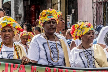 Salvador, Bahia, Brezilya - 2 Temmuz 2015: Salvador 'daki Lapinha mahallesindeki Bahia bağımsızlık geçidi sırasında insanlar görülüyor.