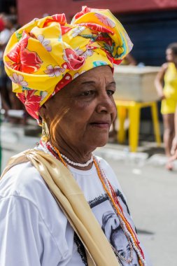 Salvador, Bahia, Brezilya - 2 Temmuz 2015: Salvador 'daki Lapinha mahallesindeki Bahia bağımsızlık geçidi sırasında insanlar görülüyor.