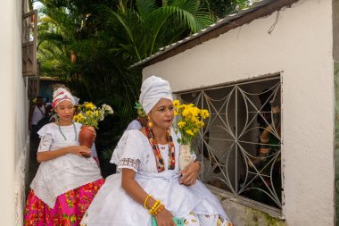 Saubara, Bahia, Brezilya - 12 Haziran 2020: Bom Jesus dos Pobre ilçesindeki dini evde ibadet eden Candomble üyeleri.
