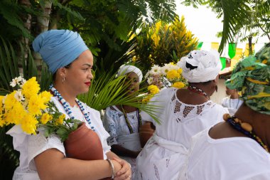 Saubara, Bahia, Brezilya - 12 Haziran 2020: Bom Jesus dos Pobre ilçesindeki dini evde ibadet eden Candomble üyeleri.