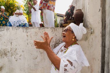 Saubara, Bahia, Brezilya - 12 Haziran 2020: Bom Jesus dos Pobre ilçesindeki dini evde ibadet eden Candomble üyeleri.