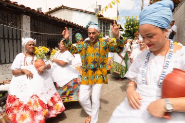 Saubara, Bahia, Brezilya - 12 Haziran 2020: Candomble üyeleri Saubara 'nın Bom Jesus dos Pobre ilçesindeki dini festivalde dans edip şarkı söylüyorlar.