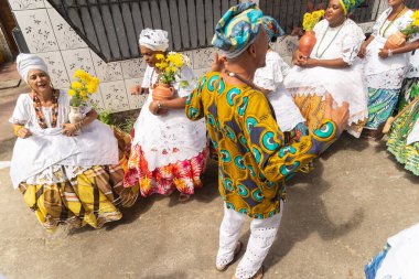 Saubara, Bahia, Brezilya - 12 Haziran 2020: Candomble üyeleri Saubara 'nın Bom Jesus dos Pobre ilçesindeki dini festivalde dans edip şarkı söylüyorlar.