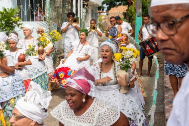 Saubara, Bahia, Brezilya - 12 Haziran 2020: Candomble üyeleri Saubara 'nın Bom Jesus dos Pobre ilçesindeki dini festivalde dans edip şarkı söylüyorlar.