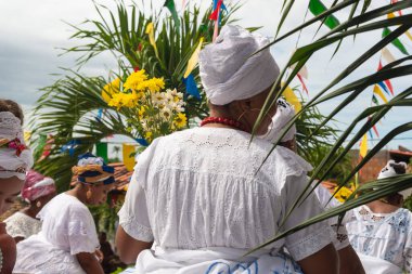 Saubara, Bahia, Brezilya - 12 Haziran 2020: Candomble üyeleri Saubara 'nın Bom Jesus dos Pobre ilçesindeki dini festivalde dans edip şarkı söylüyorlar.