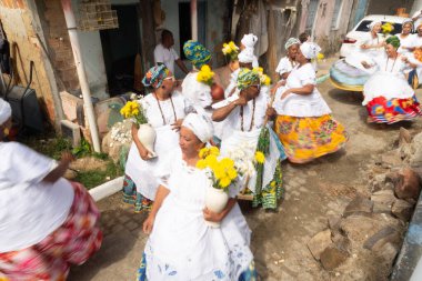 Saubara, Bahia, Brezilya - 12 Haziran 2020: Candomble üyeleri Saubara 'nın Bom Jesus dos Pobre ilçesindeki dini festivalde dans edip şarkı söylüyorlar.