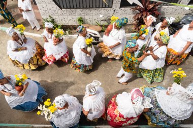Saubara, Bahia, Brezilya - 12 Haziran 2020: Candomble üyeleri Saubara 'nın Bom Jesus dos Pobre ilçesindeki dini festivalde dans edip şarkı söylüyorlar.