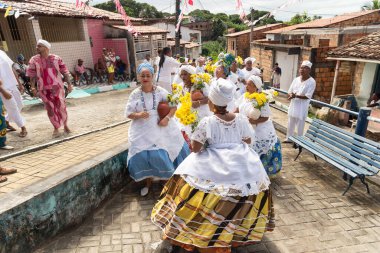 Saubara, Bahia, Brezilya - 12 Haziran 2020: Candomble üyeleri Saubara 'nın Bom Jesus dos Pobre ilçesindeki dini festivalde dans edip şarkı söylüyorlar.