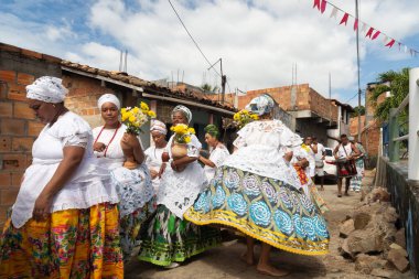 Saubara, Bahia, Brezilya - 12 Haziran 2020: Candomble üyeleri Saubara 'nın Bom Jesus dos Pobre ilçesindeki dini festivalde dans edip şarkı söylüyorlar.