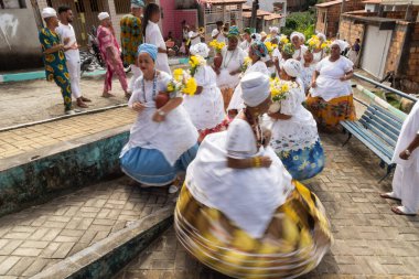 Saubara, Bahia, Brezilya - 12 Haziran 2020: Candomble üyeleri Saubara 'nın Bom Jesus dos Pobre ilçesindeki dini festivalde dans edip şarkı söylüyorlar.
