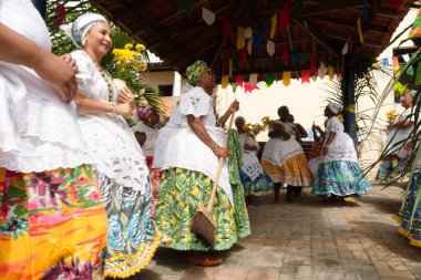 Saubara, Bahia, Brezilya - 12 Haziran 2020: Candomble üyeleri Saubara 'nın Bom Jesus dos Pobre ilçesindeki dini festivalde dans edip şarkı söylüyorlar.