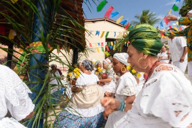 Saubara, Bahia, Brezilya - 12 Haziran 2020: Candomble üyeleri Saubara 'nın Bom Jesus dos Pobre ilçesindeki dini festivalde dans edip şarkı söylüyorlar.