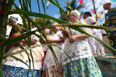 Saubara, Bahia, Brezilya - 12 Haziran 2020: Candomble üyeleri Saubara 'nın Bom Jesus dos Pobre ilçesindeki dini festivalde dans edip şarkı söylüyorlar.