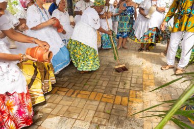 Saubara, Bahia, Brezilya - 12 Haziran 2020: Candomble üyeleri Saubara 'nın Bom Jesus dos Pobre ilçesindeki dini festivalde dans edip şarkı söylüyorlar.