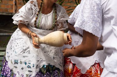 Saubara, Bahia, Brezilya - 12 Haziran 2020: Candomble üyeleri Saubara 'nın Bom Jesus dos Pobre ilçesindeki dini festivalde dans edip şarkı söylüyorlar.