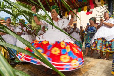 Saubara, Bahia, Brezilya - 12 Haziran 2020: Candomble üyeleri Saubara 'nın Bom Jesus dos Pobre ilçesindeki dini festivalde dans edip şarkı söylüyorlar.