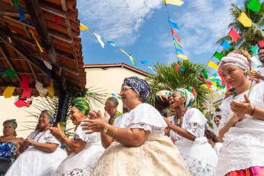 Saubara, Bahia, Brezilya - 12 Haziran 2020: Candomble üyeleri Saubara 'nın Bom Jesus dos Pobre ilçesindeki dini festivalde dans edip şarkı söylüyorlar.
