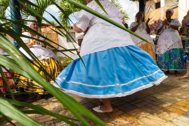 Saubara, Bahia, Brezilya - 12 Haziran 2020: Candomble üyeleri Saubara 'nın Bom Jesus dos Pobre ilçesindeki dini festivalde dans edip şarkı söylüyorlar.