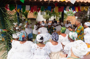 Saubara, Bahia, Brezilya - 12 Haziran 2020: Candomble üyeleri Saubara 'nın Bom Jesus dos Pobre ilçesindeki dini festivalde dans edip şarkı söylüyorlar.