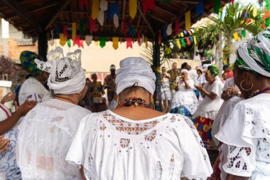 Saubara, Bahia, Brezilya - 12 Haziran 2020: Candomble üyeleri Saubara 'nın Bom Jesus dos Pobre ilçesindeki dini festivalde dans edip şarkı söylüyorlar.