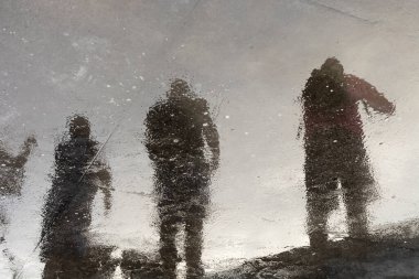 Balıkçıların, balıkların satılıp tutulduğu koloninin dış kesimindeki yansımaları. Salvador, Bahia, Brezilya.