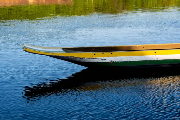 在巴西巴伊亚州Aratuipe市Maragogipinho的Jaguaripe河上停靠的独木舟和船只 — 图库照片
