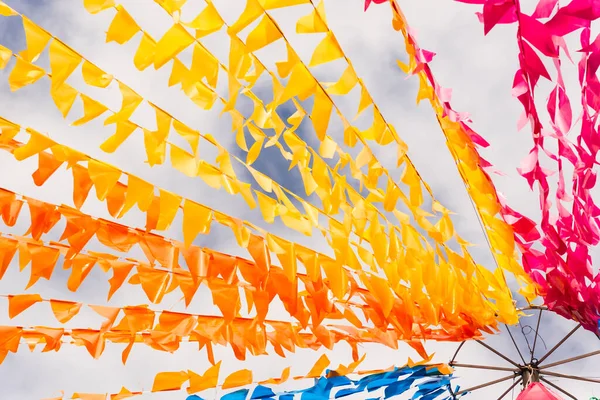 Pelourinho 'daki Sao Joao ziyafetini süsleyen renkli bayraklar, Salvador, Bahia Tarihi Merkezi.