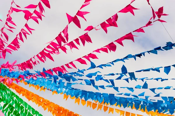 Pelourinho 'daki Sao Joao ziyafetini süsleyen renkli bayraklar, Salvador, Bahia Tarihi Merkezi.