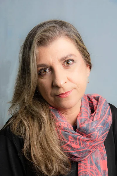 Hafif arka planda bir kadının portresi. Salvador Bahia Brezilya.