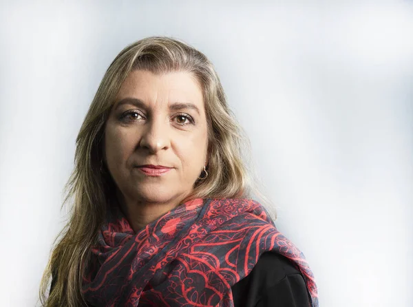 Hafif arka planda bir kadının portresi. Salvador Bahia Brezilya.