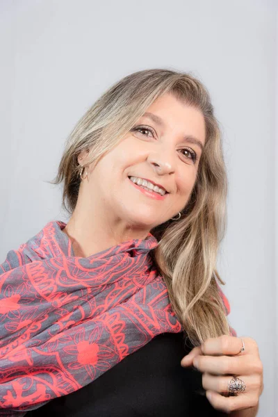 Retrato Uma Mulher Contra Fundo Claro Salvador Bahia Brasil — Fotografia de Stock