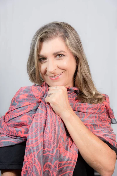 Retrato Uma Mulher Contra Fundo Claro Salvador Bahia Brasil — Fotografia de Stock