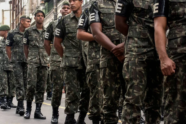 ブラジル バヒア州サルバドール 2015年7月2日 サルバドールのラピナ地区でのバヒア独立パレード中に軍人が見られる — ストック写真