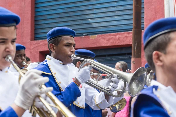 萨尔瓦多 巴西巴伊亚州 巴伊亚州 2015年7月2日 在萨尔瓦多拉皮尼亚社区的巴伊亚州独立游行中可以看到音乐家 — 图库照片