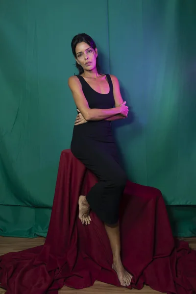 Portret Van Volwassen Model Zittend Houten Stoel Tegen Donkergroene Achtergrond — Stockfoto