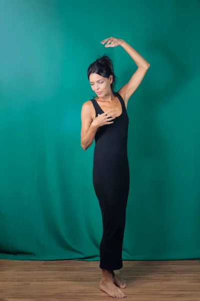Portret Van Staand Volwassen Model Zwarte Jurk Tegen Donkergroene Achtergrond — Stockfoto