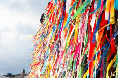 Demir ızgaraya bağlı renkli kurdeleler. Salvador, Bahia, Brezilya.